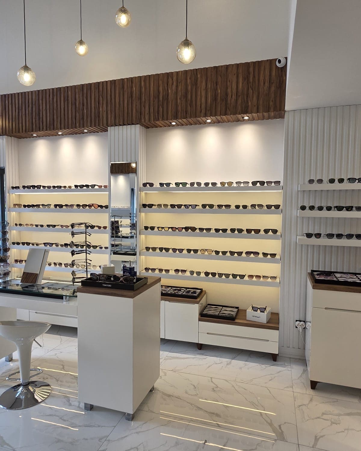 Anıl Optik vitrininde sergilenen güneş gözlükleri